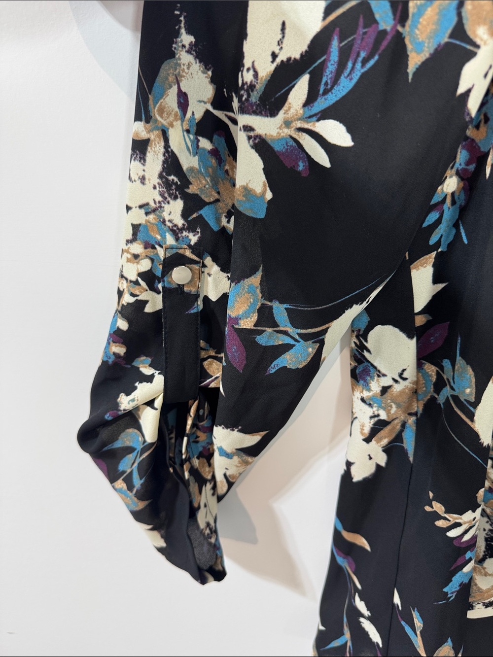Anne Klein Black Multi Floral V-Neck Buttoned Sleeve Blouse - Size Large - Picture 5 of 13
